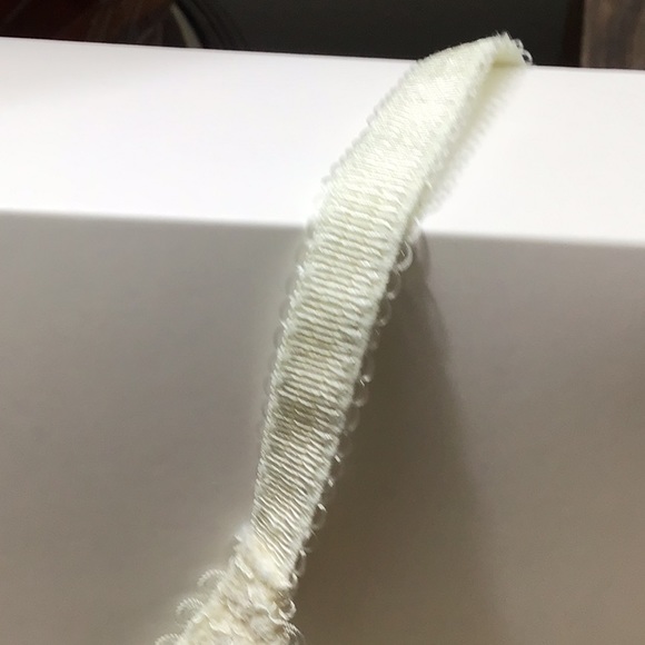 Lacey Cream colored bra 32B underwire - Picture 2 of 2